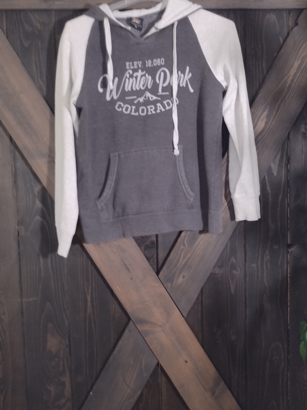 Winter Park Colorado Two-Tone Hooded Sweater - Gray & White Size Medium